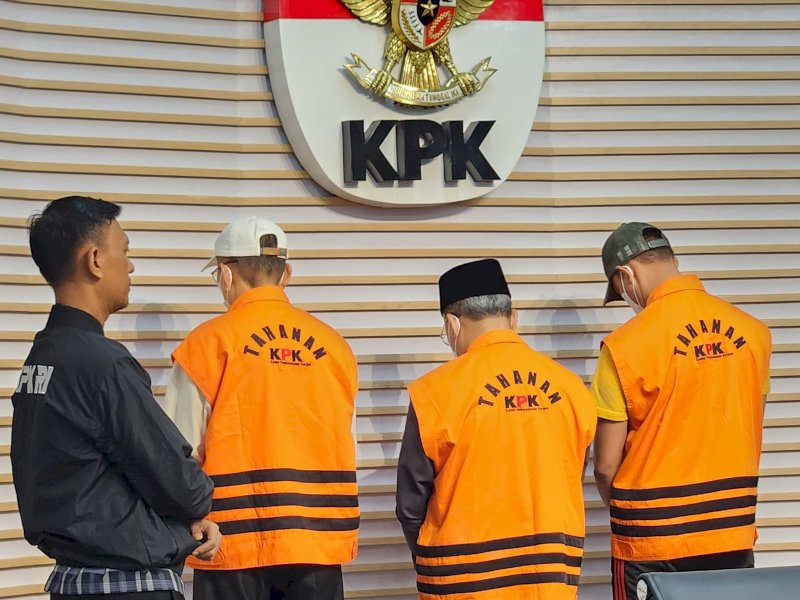 Gubernur Bengkulu Rohidin Mersyah (tengah) bersama dua tersangka lainnya. 