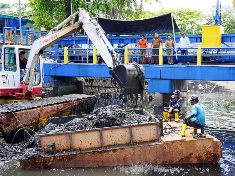 Dinas Pekerjaan Umum (PU) Kota Makassar bersama Balai Besar Wilayah Sungai (BBWS) Pompengan Jeneberang melakukan normalisasi saluran sekunder di Kanal Panampu
