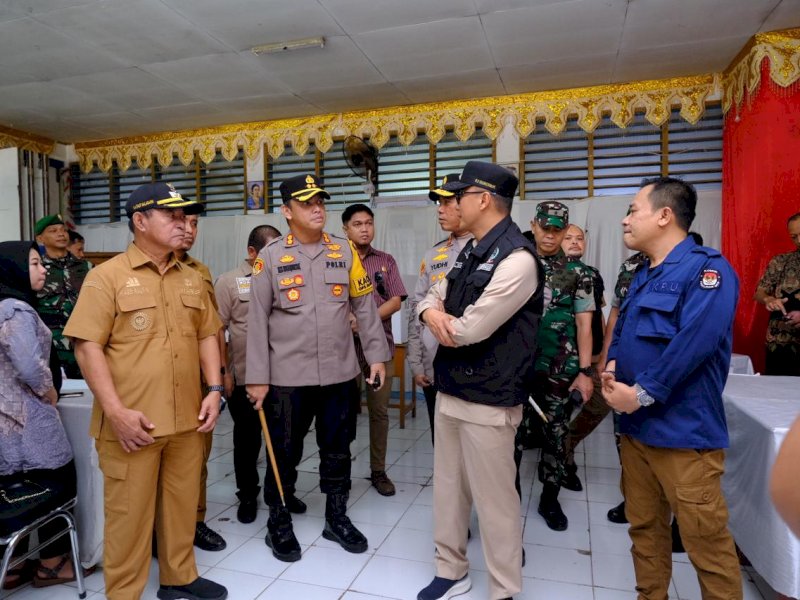 Pj Gubernur Sulsel Zudan Arif Fakrulloh saat meninjau TPS di Gowa. 