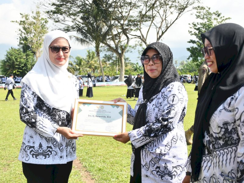 Bupati Luwu Utara Indah Putri Indriani memimpin upacara peringatan Hari Guru Nasional. 