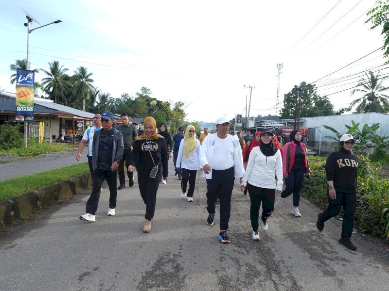 Penjabat Gubernur Sulawesi Barat Bahtiar Baharuddin memimpin kegiatan jalan sehat sekaligus melakukan gerakan menanam pohon di Mamuju Tengah. 