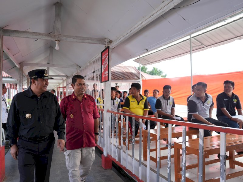 Penjabat Gubernur Sulawesi Barat Bahtiar Baharuddin mantau TPS 901 Rutan Mamuju. 