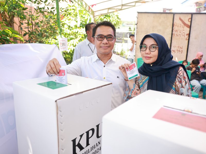 Penjabat (Pj) Sekretaris Daerah (Sekda) Kota Makassar, Irwan Adnan, bersama istri. 