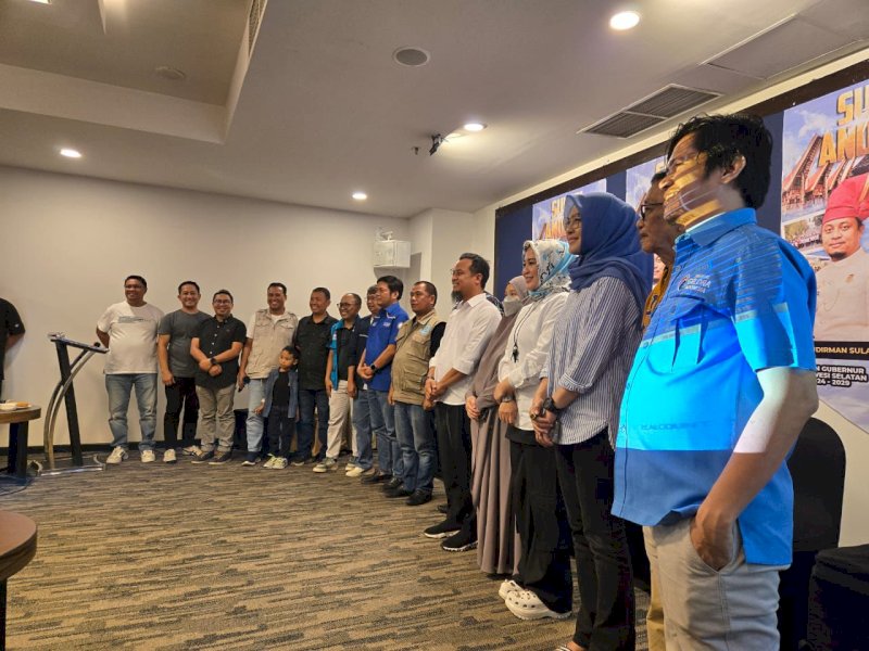 Andi Sudirman memberi keterangan pers di Hotel Claro. 