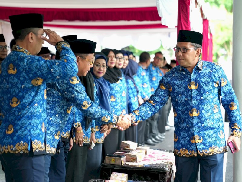 Wali Kota Makassar Moh Ramdhan Pomanto mengalami pegawai di Balaikota. 