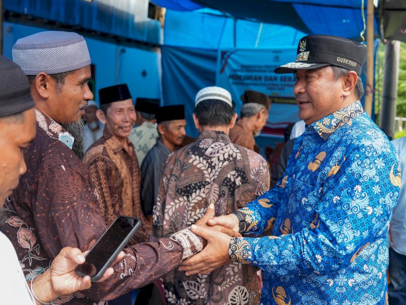 Penjabat Gubernur Sulawesi Barat Bahtiar Baharuddin meresmikan penyerahan rehabilitasi rumah bagi korban bencana banjir 2024 di Desa Sondoang,
