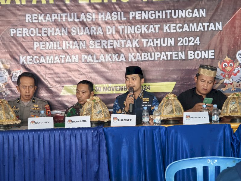 Rapat pleno terbuka rekapitulasi hasil penghitungan suara tingkat kecamatan di Sekretariat PPK Kecamatan Palakka. 
