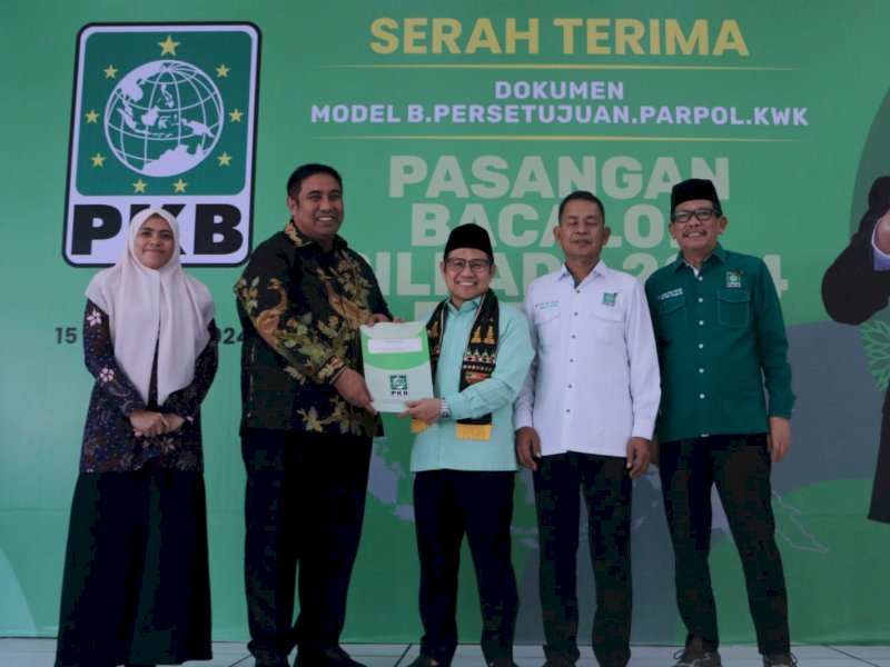 Ketua DPP PKB, Muhaimin Iskandar dan menyerahkan rekomendasi kepada pasangan Chaidir-Suhartina maju di Pilkada Maros.