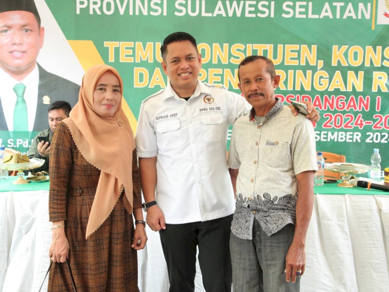 Wakil Ketua DPRD Sulsel Sufriadi Arif diapit warga Kabupaten Wajo. 