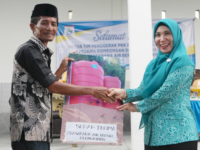 Tim Pemberdayaan Kesejahteraan Keluarga (PKK) Sulawesi Barat menyerahkan bantuan sarana prasarana air bersih di Kabupaten Pasangkayu. 