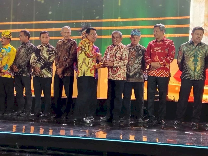 Kepala Dinas Ketahanan Pangan Sulbar, Waris Bestari saat menerima penghargaan. (Foto: IST)