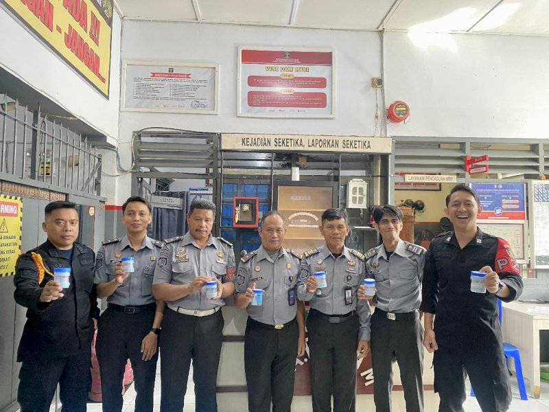 Pegawai Rutan Makale usai menjalani tes urine. 