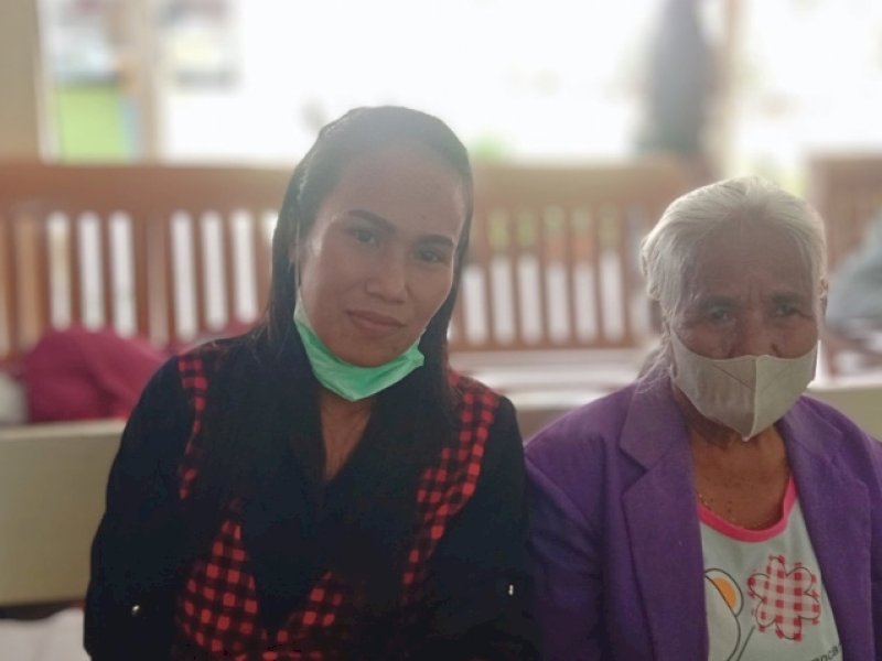 Herlianti dan ibunya saat menunggu di Poli Mata RSUD Lakipadada untuk melakukan kontrol.