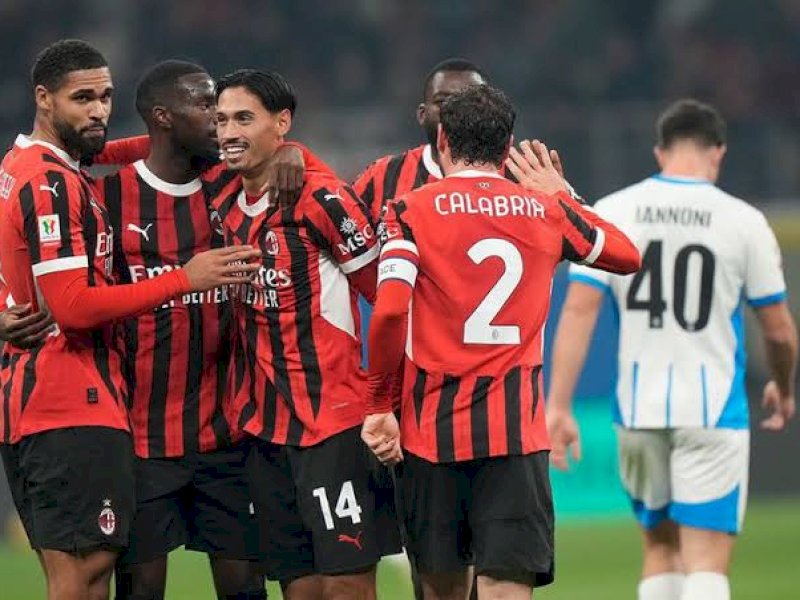 Pemain AC Milan merayakan gol ke gawang Sassuolo. (int) 