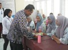 Pj Gubernur Bahtiar Uji Coba Makan Bergizi Gratis di SMKN 1 Mamuju, Siswa Antusias