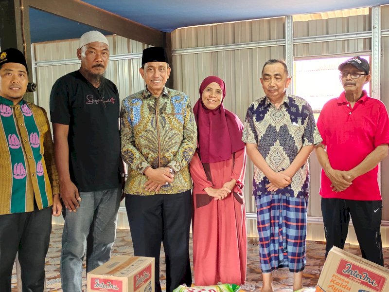 Calon Bupati Wajo Amran Mahmud, menyalurkan bantuan kepada korban kebakaran di Desa Sappa