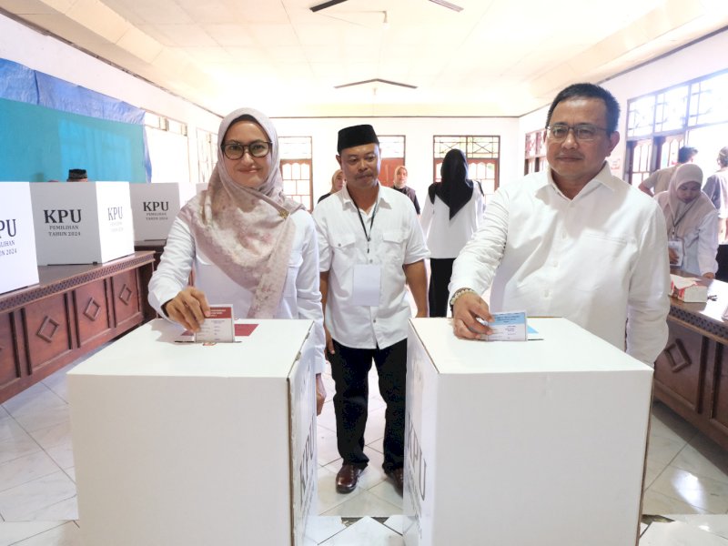 Calon Bupati Luwu Utara Muhammad Fauzi mencoblos bersama keluarga di TPS 003 Dusun Tamboke, Desa Saptamarga