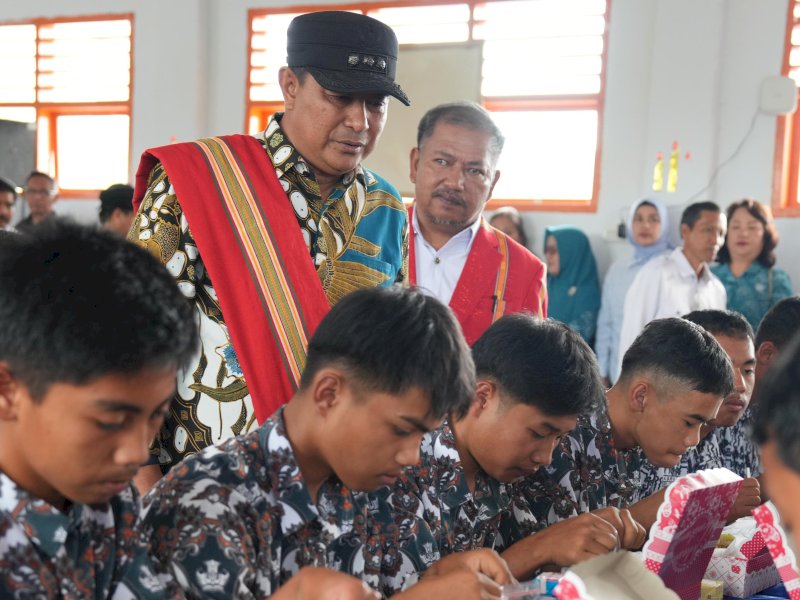 Penjabat Gubernur Sulawesi Barat  Bahtiar Baharuddin melanjutkan uji coba program Makan Bergizi Gratis di SMKN 1 Sumarorong, Mamasa