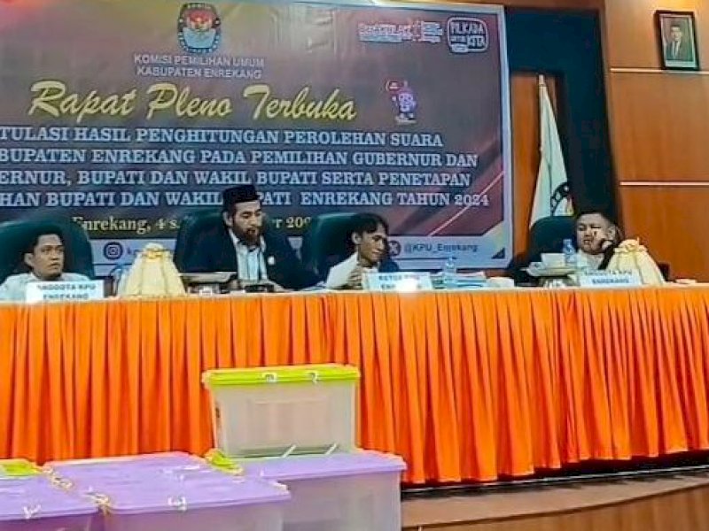 Pleno rekapitulasi suara Pilkada Enrekang. 