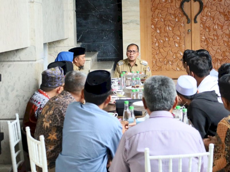 Wali Kota Makassar Moh Ramdhan Pomanto melepas 20 jemaah umrah yang merupakan utusan terbaik masjid di Kota Makassar.