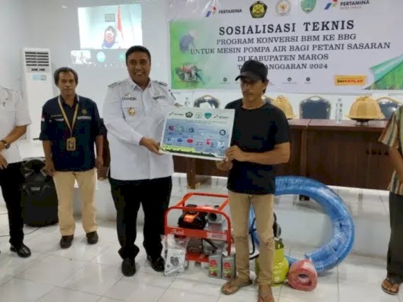 Dukung Ketahanan Pangan, Pemkab Maros Berikan 250 Pompa Air BBG kepada Petani