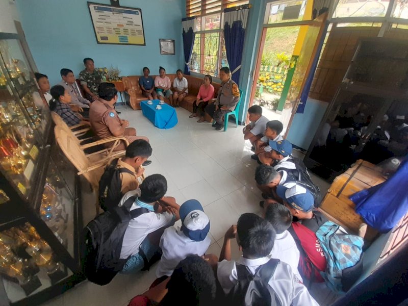 Bhabinkamtibmas Polsek Sanggalangi&rsquo; Aiptu Daniel Yuslianto dan Bripka Muhammad Jufri Lisaw menyambangi SMPN 1 Buntao. 