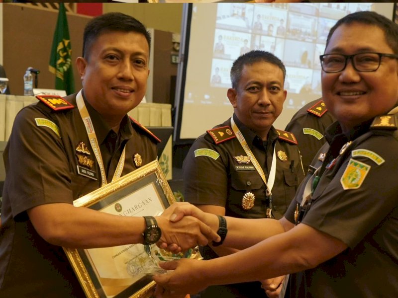 Kajari Wajo Andi Usama Harun menerima penghargaan di Rakerda Kejaksaan 2024.