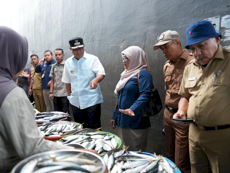 Penjabat Gubernur Sulbar Bahtiar Baharuddin meninjau harga kebutuhan pokok di sejumlah titik di Mamuju. 