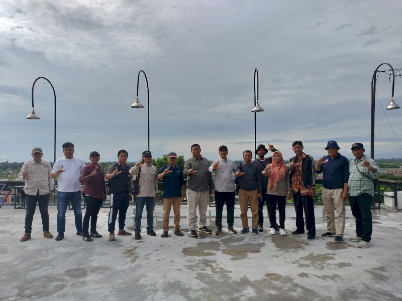 Tim Terpadu yang memantau titik kawasan hutan lindung di Lutra. 