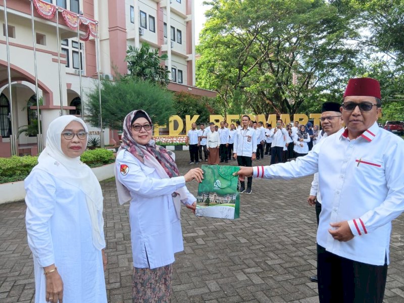 FDK UIN Alauddin Beri Penghargaan Dosen Berprestasi