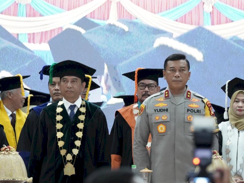 Kapolda Sulsel Hadiri Wisuda 107 UINAM, Beri Orasi Ilmiah Tantangan Polri Menghadapi Era Demokrasi