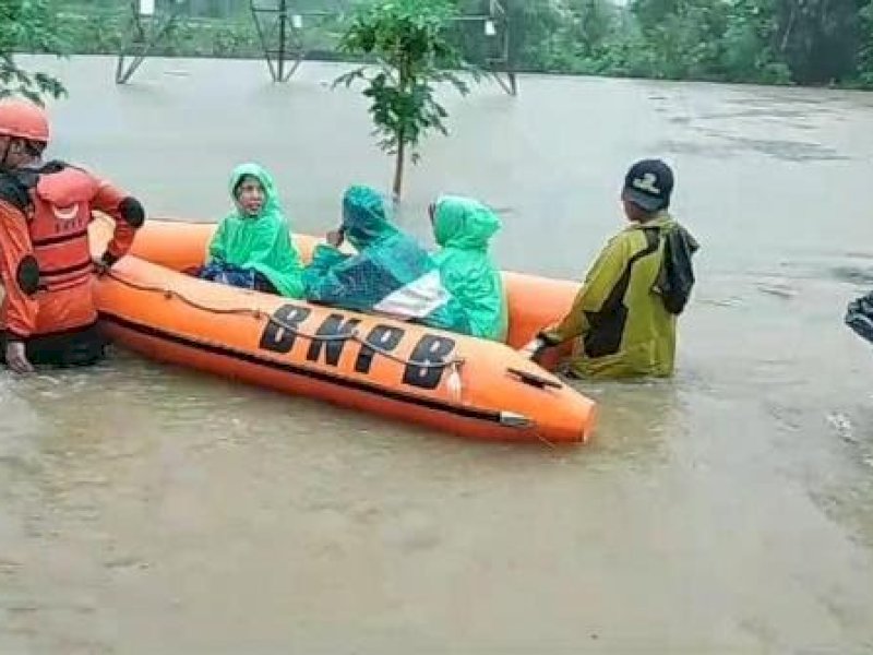 BNPB mengerahkan perahu karet mengevakuasi warga. 