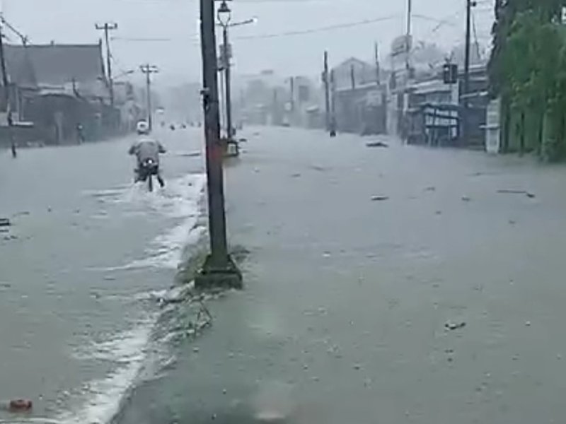 Jalur Takkalasi Barru salah satu jalur yang paling parah terdampak banjir. 