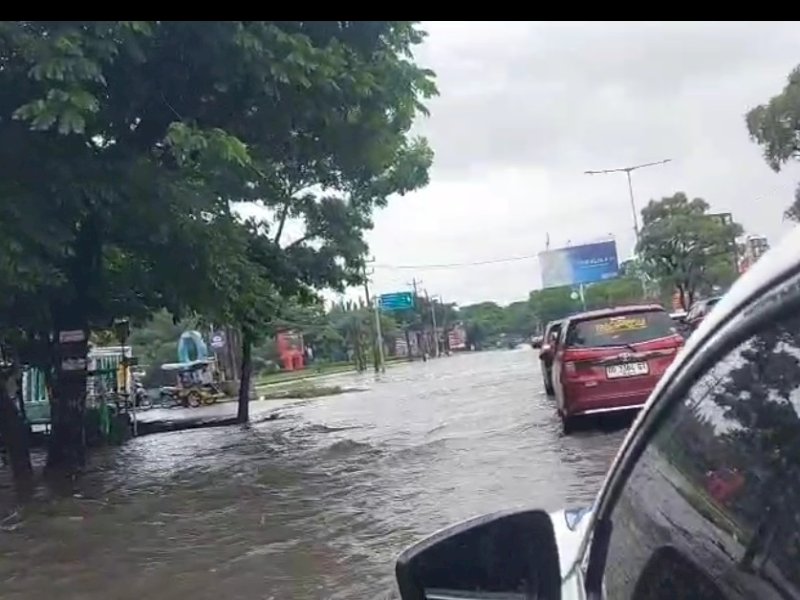 Banjir yang melanda Makassar. 