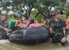 Prajurit Brigif 3/TBS Evakuasi 8 KK Korban Banjir di Tellumpoccoe Maros
