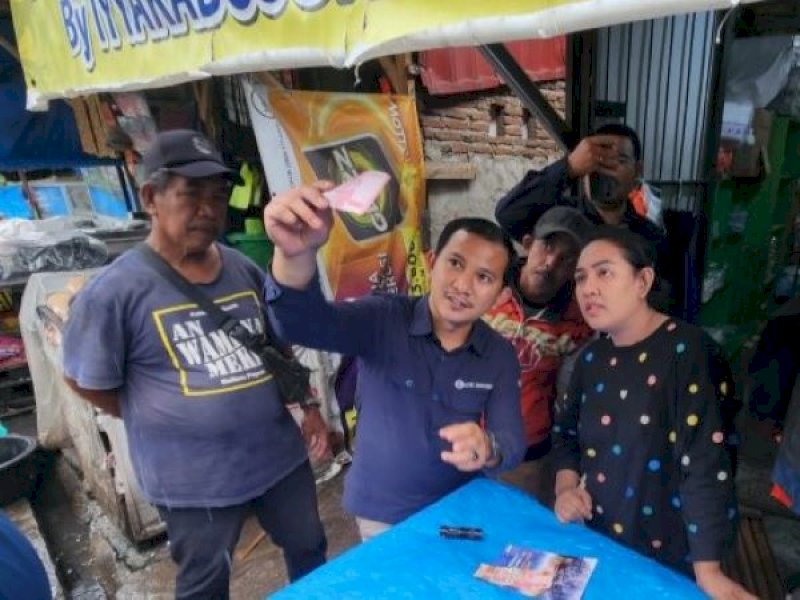 Pihak BI menunjukkan uang rupiah palsu di Pasar Minasa Maupa Gowa. 