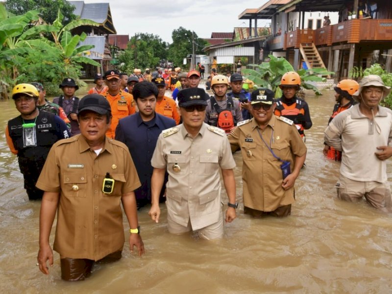 Pj Gubernur Zudan Arif Fakrulloh meninjau lokasi banjir di Soppeng. 