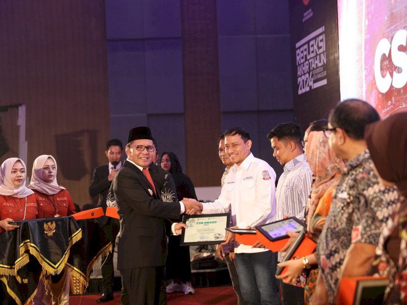 Pemerintah Kota Makassar memberikan penghargaan kepada tujuh perusahaan yang dinilai telah memberikan kontribusi melalui program Corporate Social Responsibility (CSR)