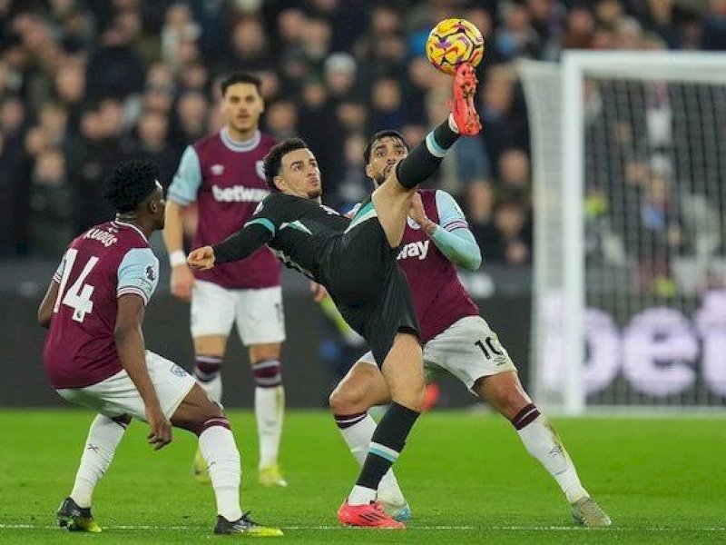 Pemain West Ham berusaha mengandang pemain Liverpool. (int) 