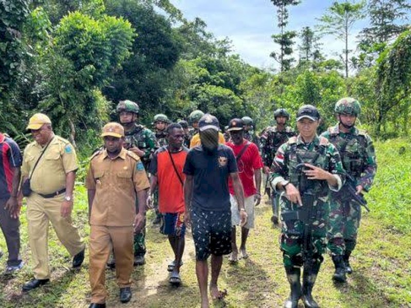 Pimpinan OPM dikawal TNI saat menyerahkan diri. 