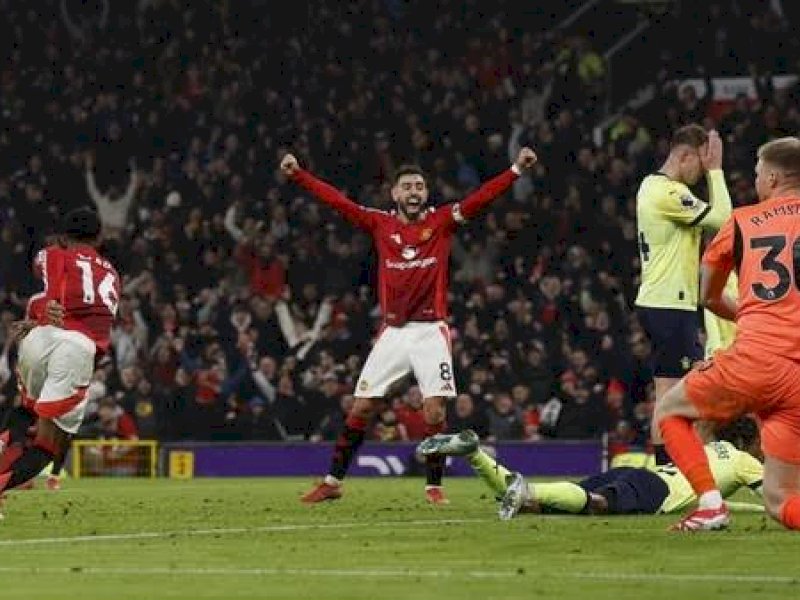 Pemain MU membobol gawang Southampton. (int) 