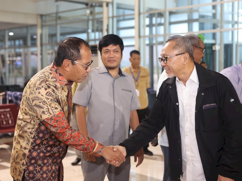 Menko Pangan Zulkifli Hasan disambut Wali Kota Makassar Danny Pomanto. 