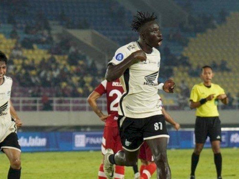 Stiker PSM Balotelli merayakan gol ke gawang Persik. (int) 