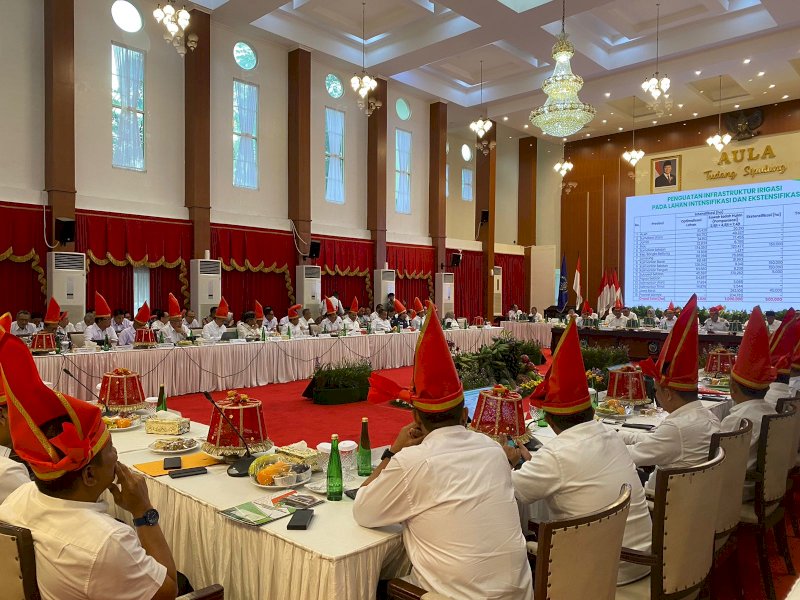 Rakor) Bidang Pangan di Ruang Tudang Sipulung Rumah Jabatan Gubernur Sulsel.