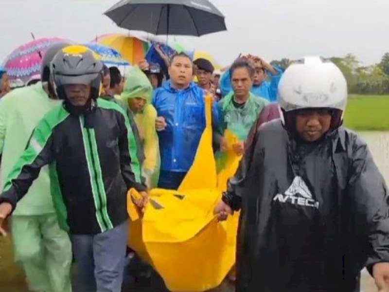 Mayat korban dievakuasi dari sawah. 