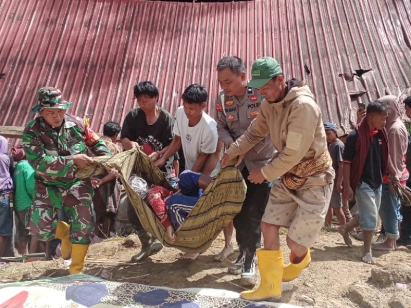 Korban longsor dievakuasi tim gabungan dan warga. 