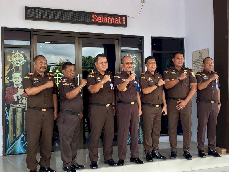7 Kajari di Sulsel berpose usai menjalani inspeksi dari Tim Kejagung RI. 
