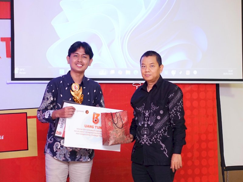 Muhammad Almahdi Ridwan yang berhasil meraih Juara 1 dalam Lomba Essay Accounting Smart Challenge. 