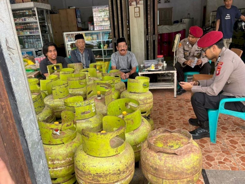 Tim Polres Bone mengecek pasokan LPG 3 kg. 
