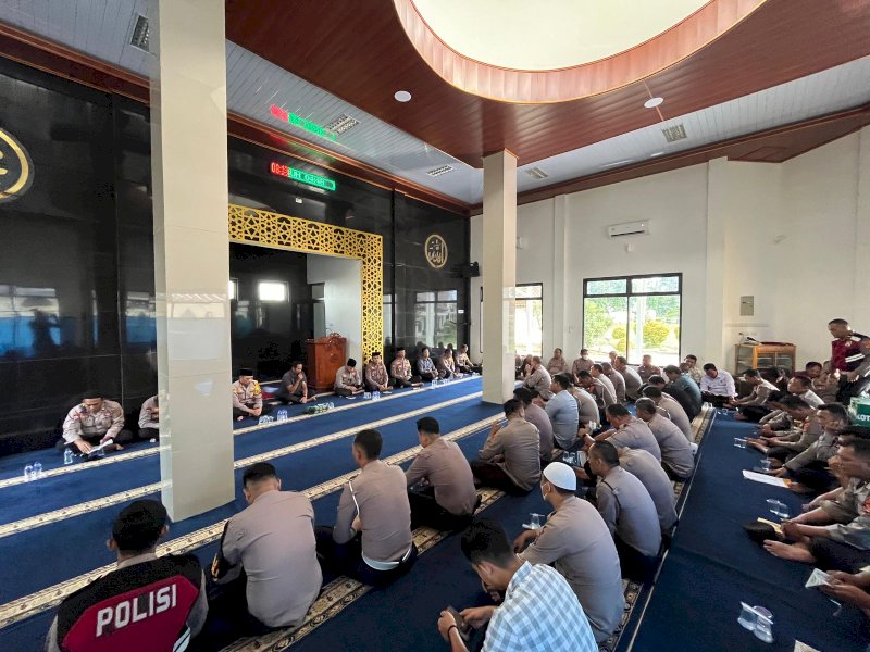 Polres Lampung Utara menggelar kegiatan Bimbingan Rohani dan Mental (Binrohtal) bagi seluruh personel.